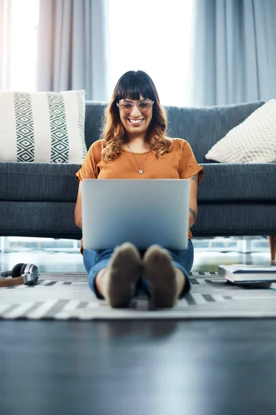 Heres Something Thatll Keep Busy Young Woman Using Her Laptop — Fotografia de Stock