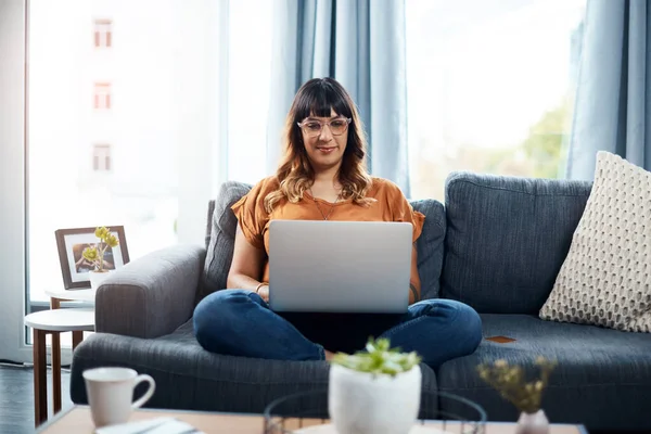 Theres Better Way Kill Time Young Woman Using Her Laptop — Fotografia de Stock