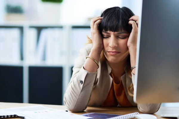 Can Just Home Now Please Attractive Young Businesswoman Suffering Headache — Photo