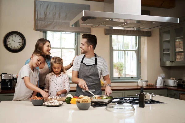 Love Weekends Because Get Everything Together Young Family Cooking Kitchen — Foto de Stock