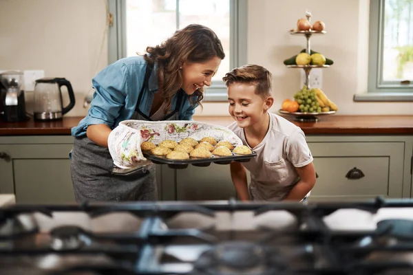 Look Delicious Dont Woman Her Son Baking Together Home — Stok fotoğraf