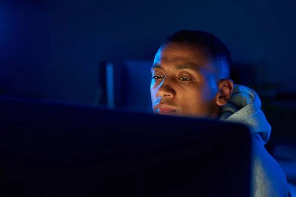 Hes Thief Night Young Male Hacker Cracking Computer Code Dark —  Fotos de Stock