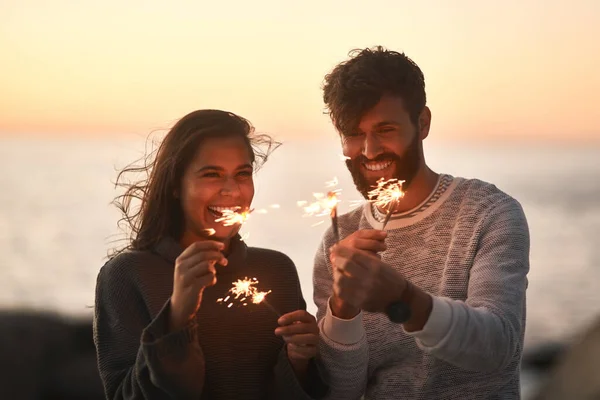 Love Burning Flame Life Happy Young Couple Having Fun Sparklers — Stockfoto
