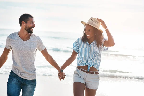 Youre One Want Spend All Summers Young Couple Walking Beach — Stock Photo, Image