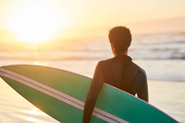 Free Ocean Rearview Shot Female Carrying Her Surfboard Beach — Stockfoto