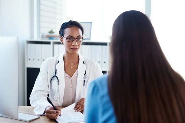 Listening Important Part Diagnosing Process Young Doctor Having Discussion Patient — Foto Stock