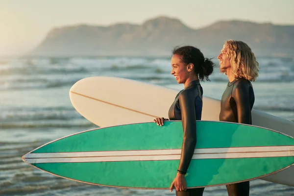 Were Living Life Full Adventure Cheerful Young Couple Going Surfing — Photo