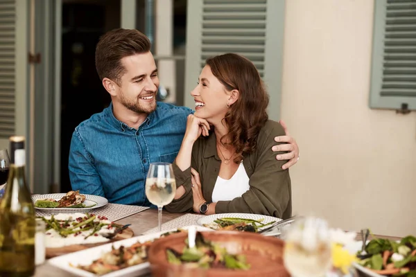 You Make Life Beautiful Couple Enjoying Meal Together Yard Home — 스톡 사진