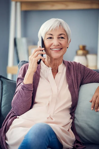 Разговаривать Внуками Всегда Приятно Счастливая Пожилая Женщина Принимает Телефонную Трубку — стоковое фото