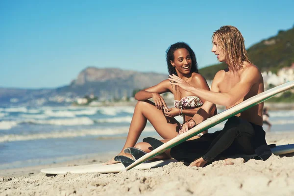 Learnt Flow Young Couple Sitting Beach Surfboards — ストック写真