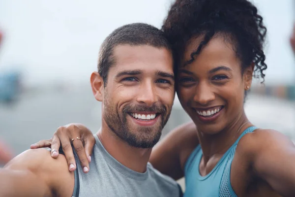Fitness Fanatics Love Taking Selfies Portrait Sporty Young Couple Taking — Stockfoto