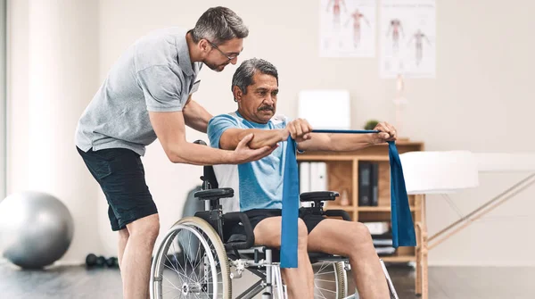 Taking Notch Day Day Senior Man Wheelchair Exercising Resistance Band — Stockfoto