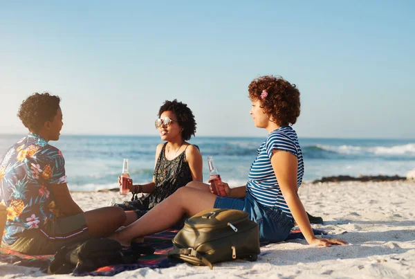 Nothing Beats Sunny Day Friends Beach Rearview Shot Attractive Young — kuvapankkivalokuva