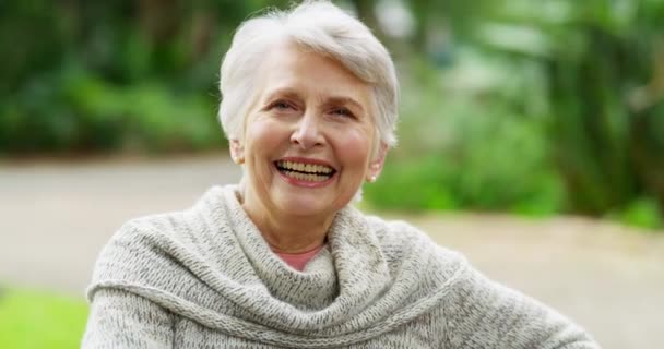 Happy Excited Joyful Senior Woman Enjoying Nature Outdoors Backyard Retirement — Vídeos de Stock