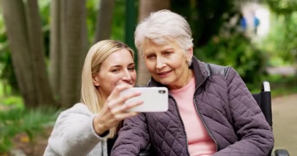 Daughter Taking Selfie Her Grandmother Disabled Senior Mother Park Outdoors — Vídeo de Stock