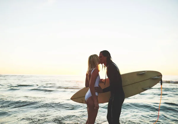Good Luck Out Affectionate Young Couple Surfboard Kissing Beach Sunset — Zdjęcie stockowe