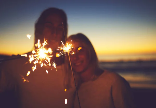 Запаліть Ніч Магією Молода Пара Грає Блискітками Пляжі Вночі — стокове фото