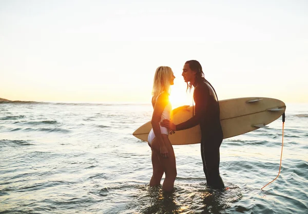 You Sea Complete Affectionate Young Couple Surfboard Kissing Beach Sunset — Fotografia de Stock