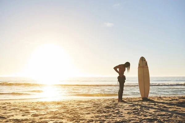 Putting His Wetsuit His Big Surf Full Length Shot Unrecognizable — Stock Fotó