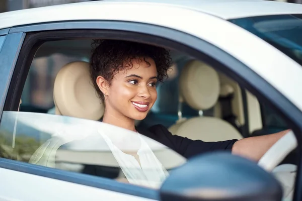 She Cant Help Put Smile Attractive Young Businesswoman Smiling While — Zdjęcie stockowe