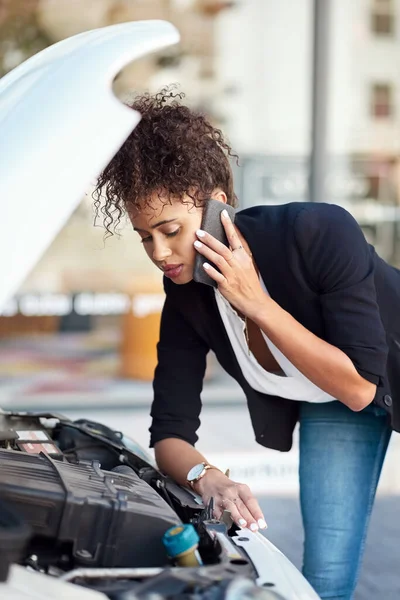 Something She Can Fix Alone Attractive Young Businesswoman Calling Roadside — Fotografia de Stock