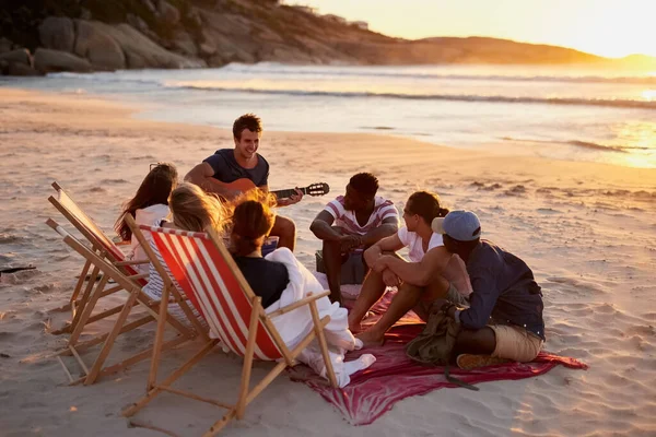 Чудові Друзі Створюють Чудові Спогади Чоловік Грає Гітарі Сидячи Пляжі — стокове фото