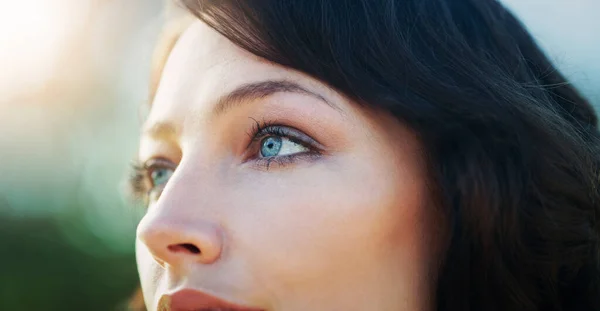 Beautiful Beholder Closeup Shot Attractive Young Woman Looking Away Public — ストック写真