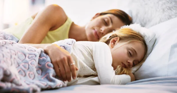 Snuggling Little Princess Beautiful Young Mother Her Daughter Lying Bed — Foto de Stock