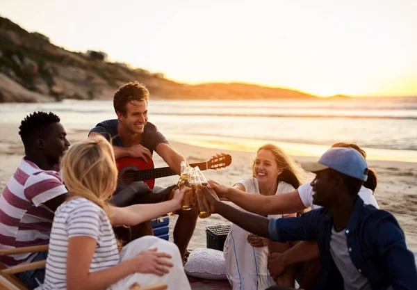 Celebrating Beauty Friendship Group Friends Enjoying Drinks Beach — Fotografia de Stock