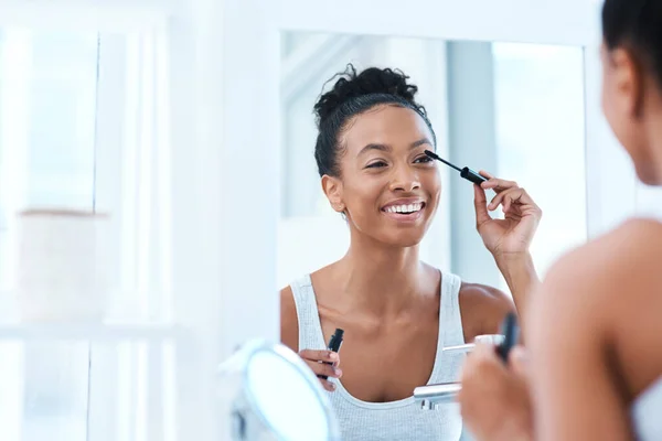 Starting Day Some Drama Beautiful Young Woman Applying Mascara Her — Stok fotoğraf