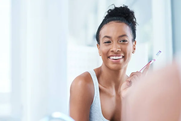 Brushing Got Beautiful Smile Attractive Young Woman Brushing Her Teeth — Stockfoto