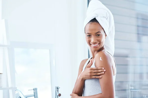 Take Care Your Body Young Woman Applying Moisturizer Her Body — Stock fotografie