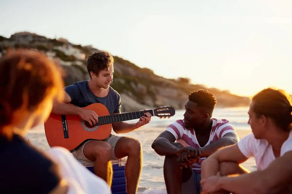Music What Brings People Together Man Playing Guitar While Sitting — Stock Photo, Image