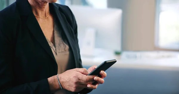 Connecting Colleagues Clients Closeup Shot Businesswoman Texting Cellphone Office — Fotografia de Stock