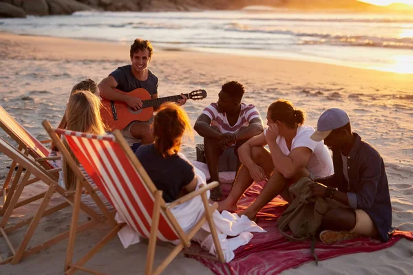 Wrote Song Our Friendship Man Playing Guitar While Sitting Beach – stockfoto
