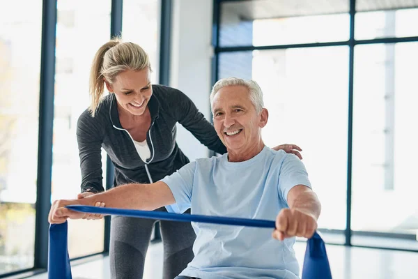 Shes Been Great Support Female Physiotherapist Helping Senior Patient Stretch — Foto de Stock