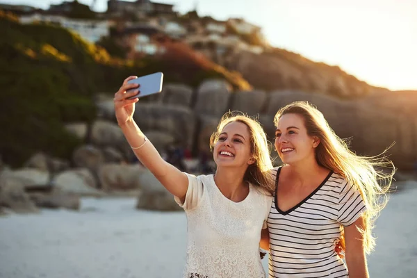 Selfies Must Two Friends Taking Selfie While Spending Day Beach — 스톡 사진