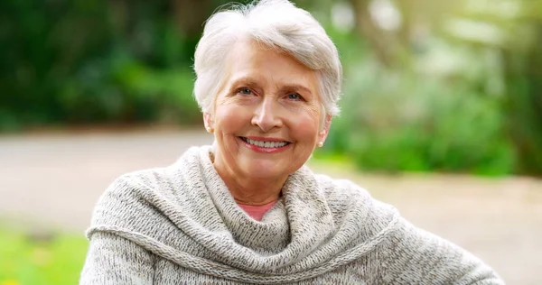 Life Has Been Filled Joy Cheerful Elderly Woman Seated Bench — Fotografia de Stock