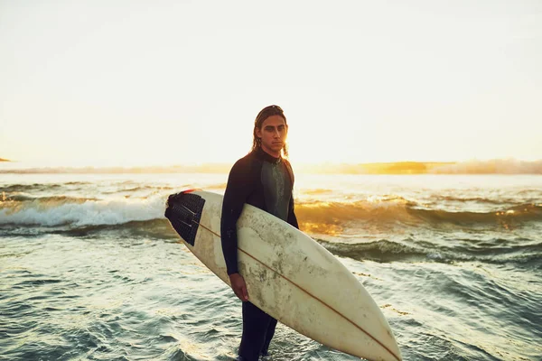 Крутое Называть Себя Серфером Портрет Молодого Человека Доской Серфинга Пляже — стоковое фото