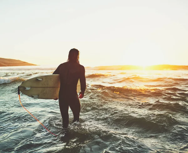 Серфінг Найкращий Спосіб Відчути Себе Молодим Диким Вільним Знімок Заднього — стокове фото