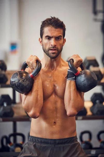 Working His Upper Body Strength Handsome Young Man Working Out — Stock fotografie