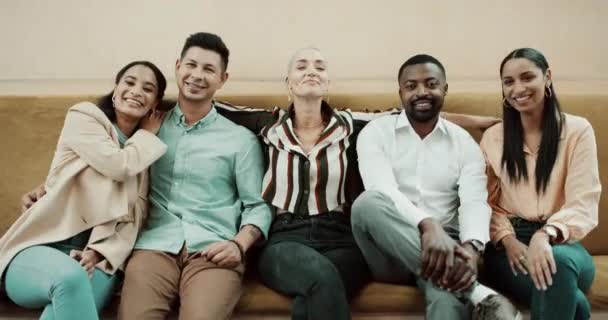 Smiling Friendly Group Diverse Modern Casual Business People Sitting Together — Vídeo de stock