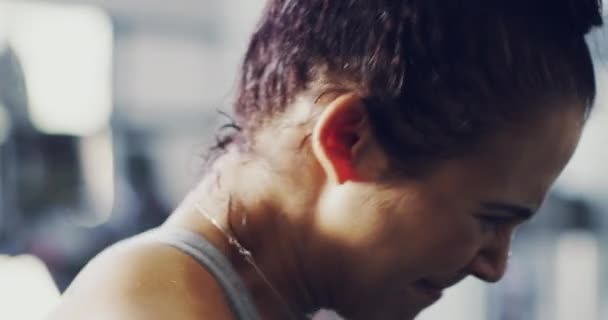 Подтянутая Активная Интенсивная Боксерская Тренировка Женщины Спортзале Крупный План Женщин — стоковое видео