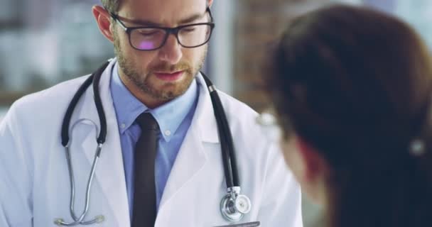 Doctors Technology Healthcare Workers Discussing Talking Information Tablet Medical Team — Vídeos de Stock