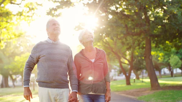 Look How Beautifully Clouds Have Decorated Sky Affectionate Senior Couple — Stock Photo, Image