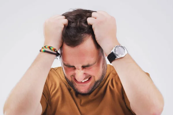 Витягніть Волосся Студійний Знімок Красивого Молодого Чоловіка Який Дивиться Стрес — стокове фото