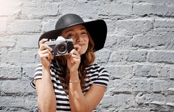 Capturing Every Moment City Young Woman Taking Picture Her Camera — Stockfoto
