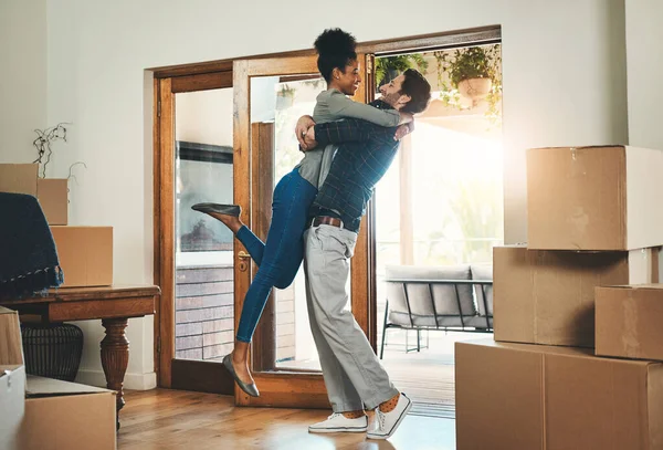 Joyful Interracial Couple Moving New Home Together Hugging Feeling Happy — Zdjęcie stockowe