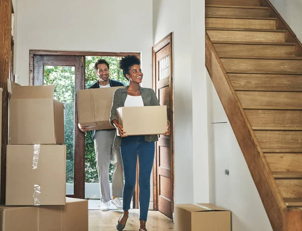 Interracial Couple Moving New Modern House Carrying Boxes Arriving Home — Stockfoto