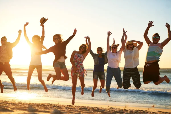 Sweet Joys Summer Full Length Shot Group Young Friends Jumping — Zdjęcie stockowe